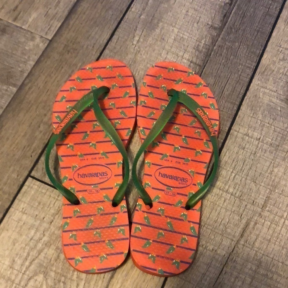 Havaianas slip on sandals with chili 🌶 peeeprs in green and orange 🍊 colors
